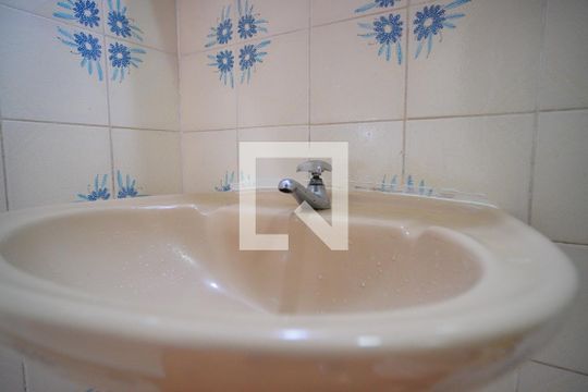 Banheiro de apartamento à venda com 2 quartos, 55m² em Morro Santana, Porto Alegre