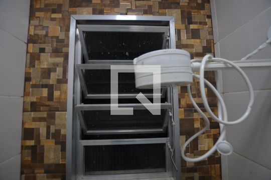 Banheiro de apartamento para alugar com 2 quartos, 50m² em Vaz Lobo, Rio de Janeiro
