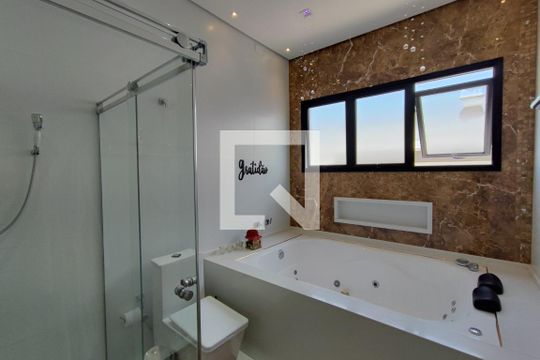 Banheiro Suíte de casa de condomínio à venda com 3 quartos, 250m² em Swiss Park, Campinas