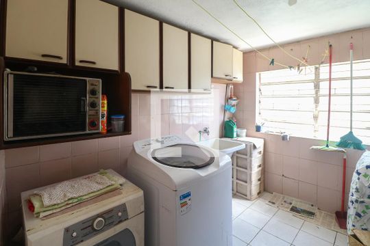 Lavanderia de casa à venda com 4 quartos, 200m² em Nonoai, Porto Alegre