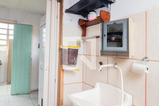 Banheiro de kitnet/studio para alugar com 1 quarto, 30m² em São Luís, Canoas