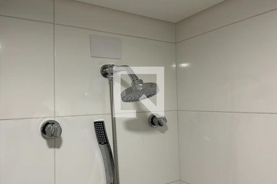 Banheiro de casa de condomínio para alugar com 1 quarto, 18m² em Vila Izabel, Curitiba