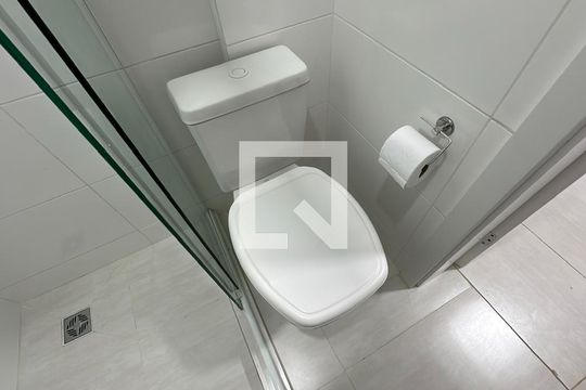 Banheiro de casa de condomínio para alugar com 1 quarto, 18m² em Vila Izabel, Curitiba