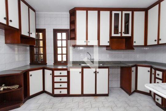 Casa à venda com 4 quartos, 200m² em Harmonia, Canoas