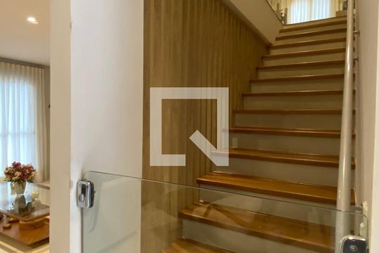 Escada de casa de condomínio à venda com 4 quartos, 360m² em Tamboré, Santana de Parnaíba