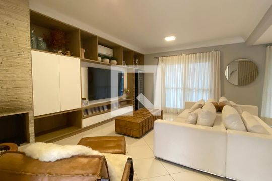 Sala de casa de condomínio à venda com 4 quartos, 360m² em Tamboré, Santana de Parnaíba
