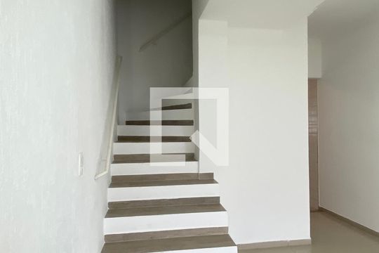 Escada de casa de condomínio para alugar com 2 quartos, 62m² em Jardim Regina Alice, Barueri