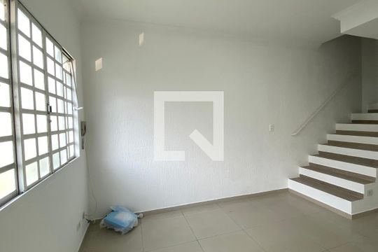 Sala de casa de condomínio para alugar com 2 quartos, 62m² em Jardim Regina Alice, Barueri