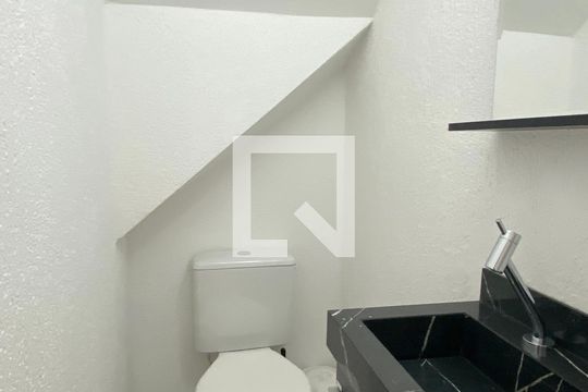 Lavabo de casa de condomínio para alugar com 2 quartos, 62m² em Jardim Regina Alice, Barueri