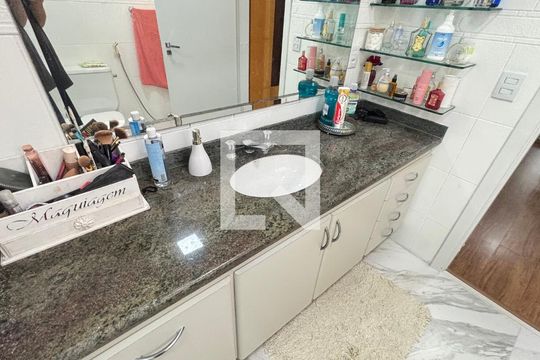 Banheiro da Suíte de apartamento à venda com 4 quartos, 250m² em Vila Bastos, Santo André