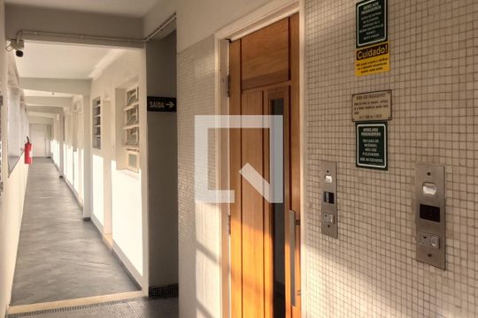 Área Comum - Corredor para o Apartamento de apartamento para alugar com 1 quarto, 40m² em Gonzaga, Santos