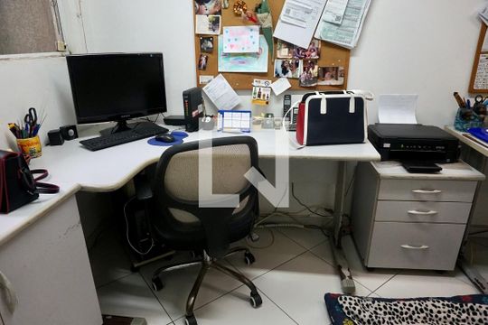 Escritório  de casa de condomínio à venda com 3 quartos, 194m² em Jardim Hípico, São Paulo