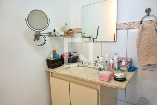 Banheiro Suíte  de casa de condomínio à venda com 3 quartos, 194m² em Jardim Hípico, São Paulo