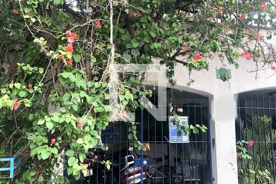 Fachada com placa  de casa de condomínio à venda com 3 quartos, 194m² em Jardim Hípico, São Paulo