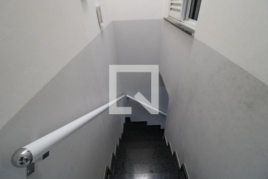 Escada de casa à venda com 3 quartos, 109m² em Jardim Palmares (zona Sul), São Paulo