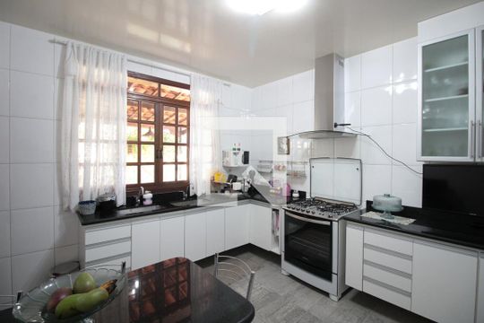 Cozinha de casa à venda com 3 quartos, 320m² em Castelo, Belo Horizonte