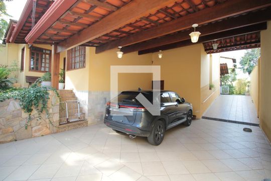 Garagem de casa à venda com 3 quartos, 320m² em Castelo, Belo Horizonte
