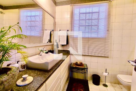 Banheiro social de casa à venda com 6 quartos, 600m² em Gávea, Rio de Janeiro