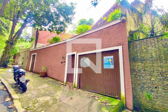 Fachada com cartaz QA. de casa à venda com 6 quartos, 600m² em Gávea, Rio de Janeiro