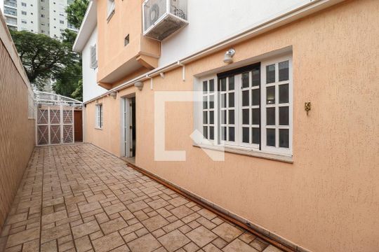 Garagem de casa à venda com 3 quartos, 180m² em Santa Teresinha, São Paulo