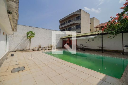 Piscina de casa à venda com 3 quartos, 200m² em Taquara, Rio de Janeiro