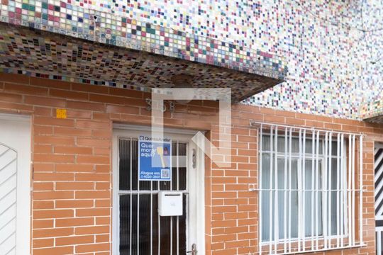 Fachada com a Plaquinha do QuintoAndar Instalada  de casa à venda com 2 quartos, 103m² em Chácara Califórnia, São Paulo