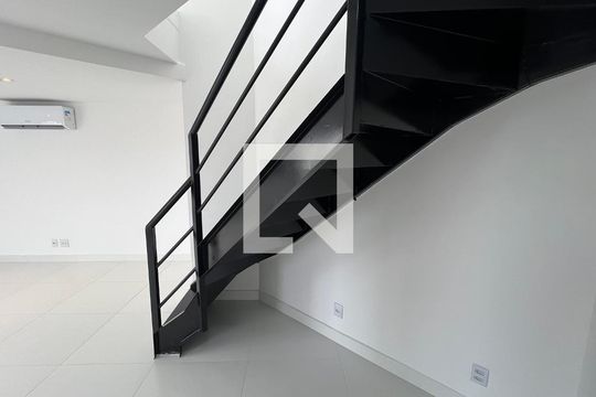 Escada de apartamento para alugar com 2 quartos, 110m² em Pinheiros, São Paulo