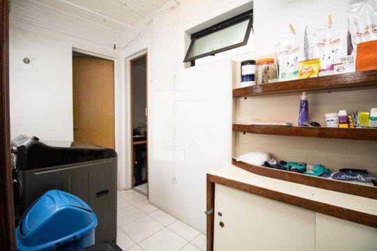 Área de serviço- porta de acesso ao home office  de apartamento à venda com 3 quartos, 118m² em Itaim Bibi, São Paulo
