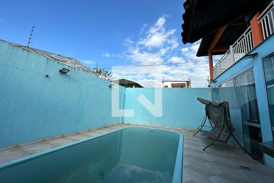 Piscina de casa à venda com 4 quartos, 240m² em São Miguel, São Leopoldo