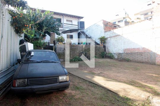Pátio Estacionamento de casa à venda com 2 quartos, 300m² em Jardim Botânico, Porto Alegre