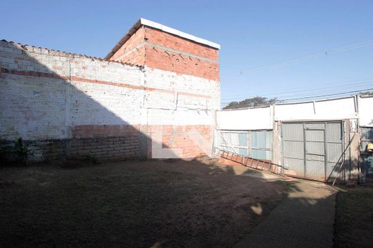 Pátio Estacionamento de casa à venda com 2 quartos, 300m² em Jardim Botânico, Porto Alegre