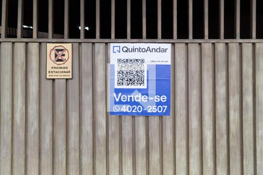 Plaquinha do QuintoAndar Instalada na fachada de casa para alugar com 3 quartos, 300m² em Vila Matilde, São Paulo