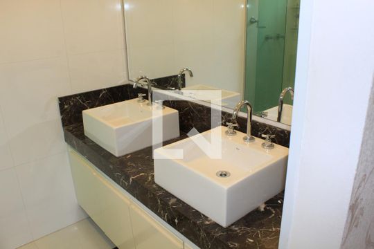 banheiro Suíte 2 de casa de condomínio para alugar com 4 quartos, 180m² em Jardim Passargada I, Cotia