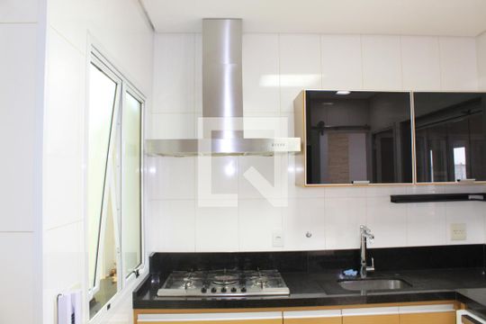 Cozinha de casa de condomínio para alugar com 4 quartos, 180m² em Jardim Passargada I, Cotia