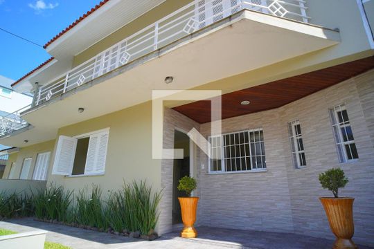 Fachada de casa à venda com 2 quartos, 158m² em Protásio Alves, Porto Alegre