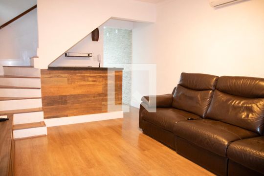 Casa para alugar com 2 quartos, 120m² em Vila Nivi, São Paulo