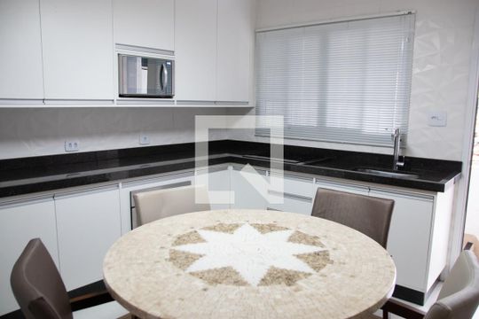 Cozinha de casa para alugar com 2 quartos, 120m² em Vila Nivi, São Paulo