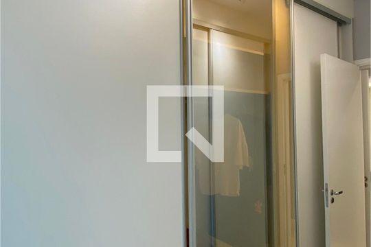 Closet da suíte 1 de apartamento para alugar com 3 quartos, 132m² em Alphaville, Santana de Parnaíba