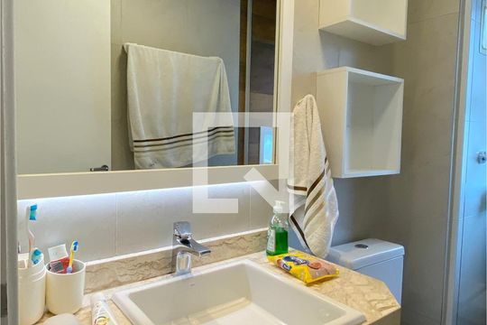 Banheiro Corredor de apartamento para alugar com 3 quartos, 132m² em Alphaville, Santana de Parnaíba