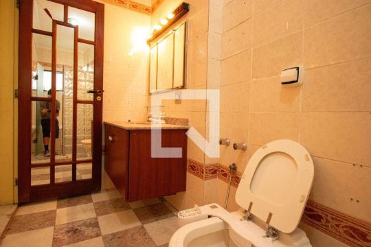 Banheiro de apartamento para alugar com 3 quartos, 77m² em Liberdade, São Paulo