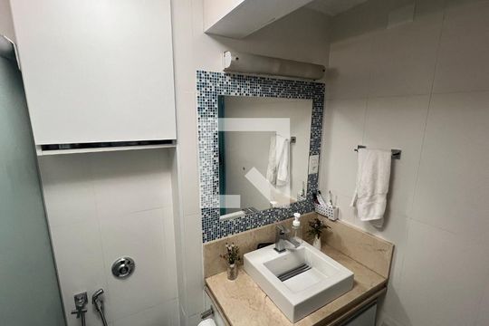 Banheiro de apartamento para alugar com 2 quartos, 62m² em Pinheiros, São Paulo