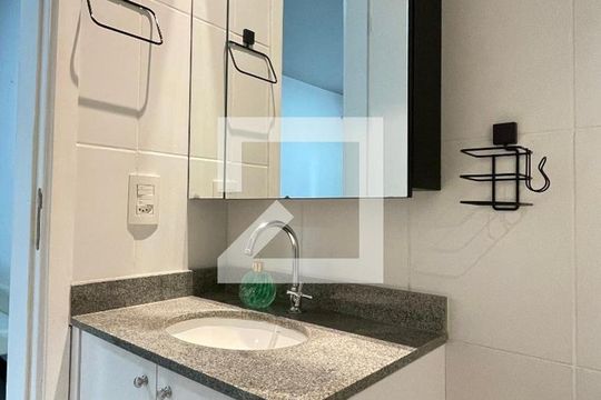 Banheiro de apartamento para alugar com 1 quarto, 33m² em Barra Funda, São Paulo