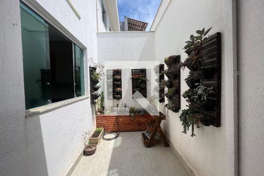 Quintal de casa à venda com 3 quartos, 127m² em Vale das Orquídeas, Contagem
