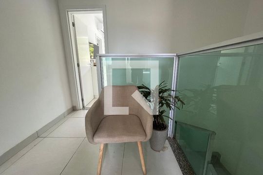 Corredor de casa à venda com 3 quartos, 127m² em Vale das Orquídeas, Contagem