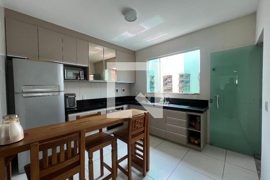 Cozinha de casa à venda com 3 quartos, 127m² em Vale das Orquídeas, Contagem