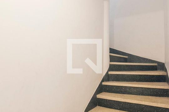 Escada de casa à venda com 2 quartos, 98m² em Vila Bastos, Santo André