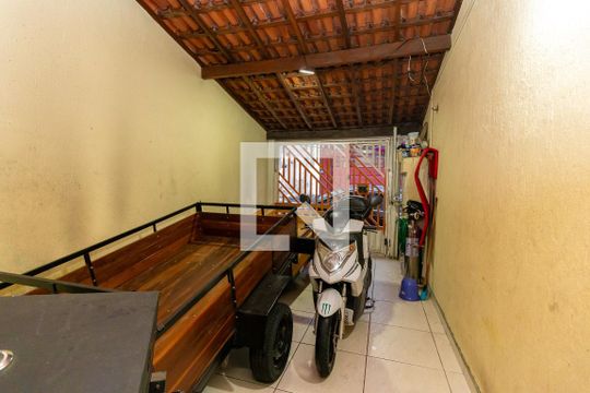 Garagem de casa à venda com 2 quartos, 70m² em Vila Carmosina, São Paulo