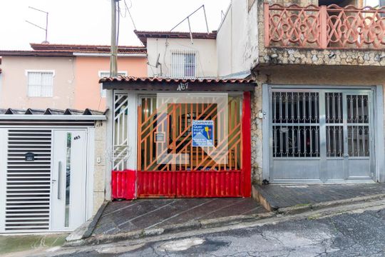 Fachada de casa à venda com 2 quartos, 70m² em Vila Carmosina, São Paulo
