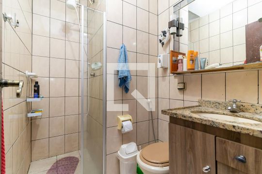Banheiro de casa à venda com 2 quartos, 70m² em Vila Carmosina, São Paulo