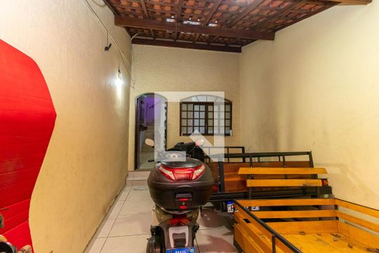 Garagem de casa à venda com 2 quartos, 70m² em Vila Carmosina, São Paulo